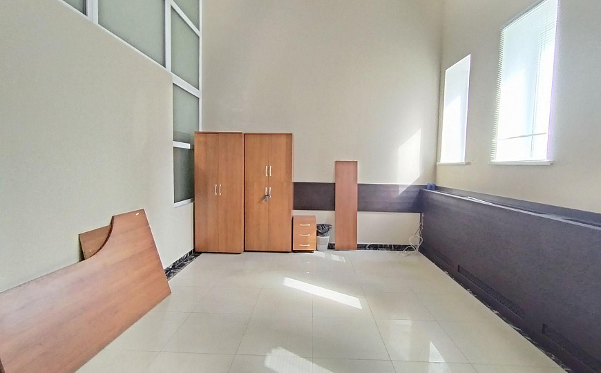 Сдаётся ВЕСЬ ПЕРВЫЙ ЭТАЖ 453 м² или офисы от 23 м². Реутов. 150 кВт, своя парковка, охрана. фото