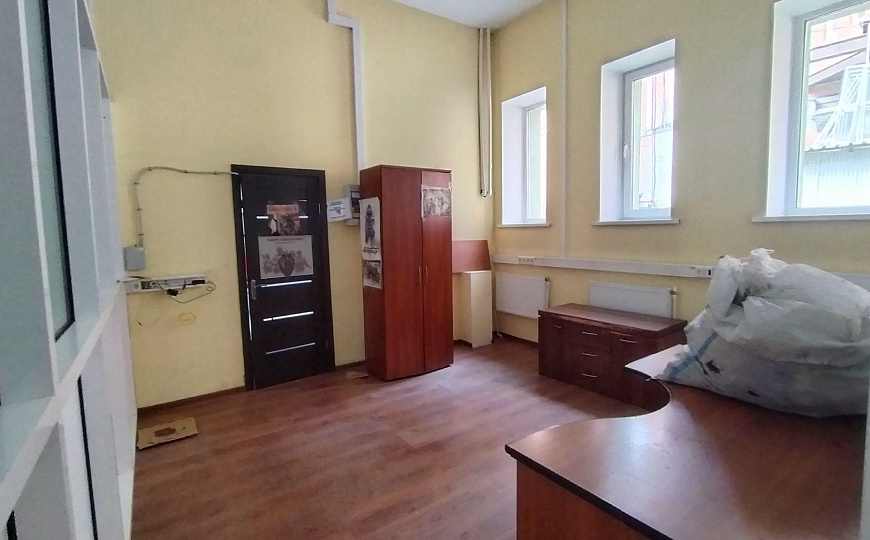 Сдаётся ВЕСЬ ПЕРВЫЙ ЭТАЖ 453 м² или офисы от 23 м². Реутов. 150 кВт, своя парковка, охрана. фото