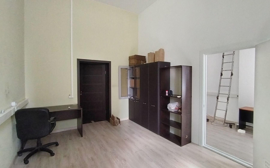 Сдаётся ВЕСЬ ПЕРВЫЙ ЭТАЖ 453 м² или офисы от 23 м². Реутов. 150 кВт, своя парковка, охрана. фото