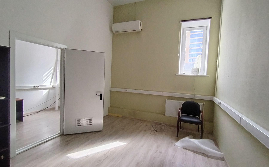 Сдаётся ВЕСЬ ПЕРВЫЙ ЭТАЖ 453 м² или офисы от 23 м². Реутов. 150 кВт, своя парковка, охрана. фото