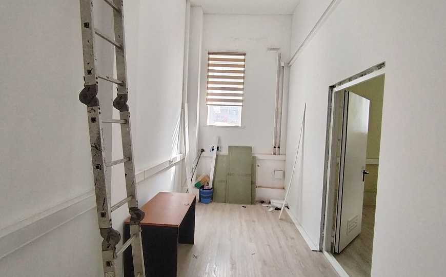 Сдаётся ВЕСЬ ПЕРВЫЙ ЭТАЖ 453 м² или офисы от 23 м². Реутов. 150 кВт, своя парковка, охрана. фото