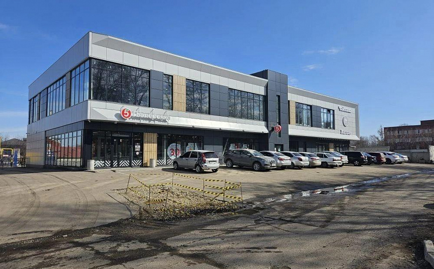 Помещение с витражными окнами фото