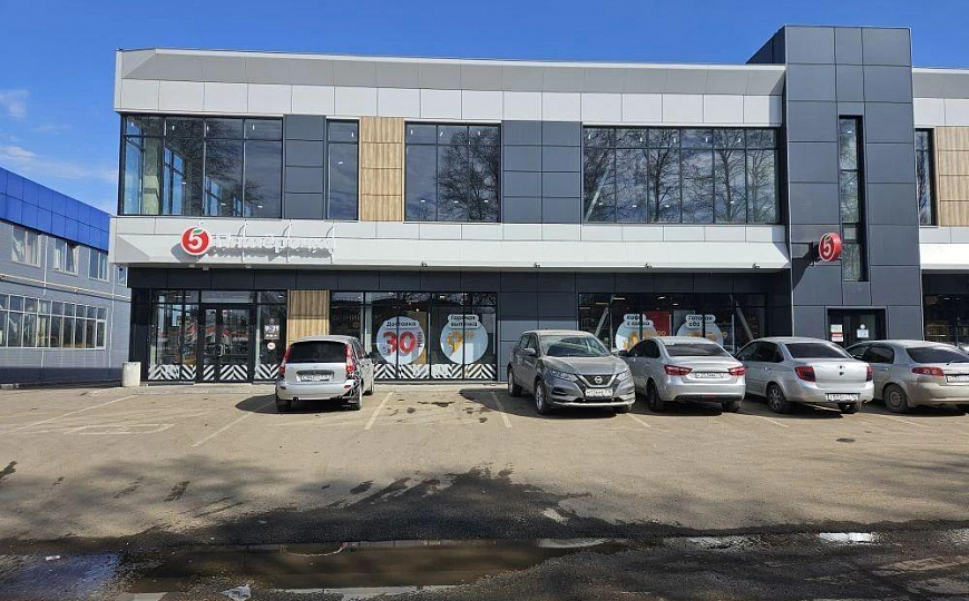 Помещение с витражными окнами фото