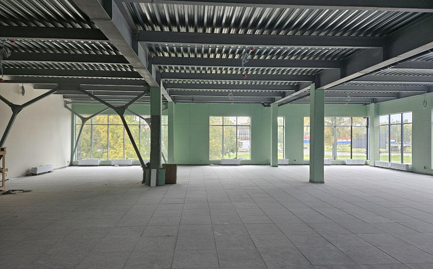 Помещение с витражными окнами фото