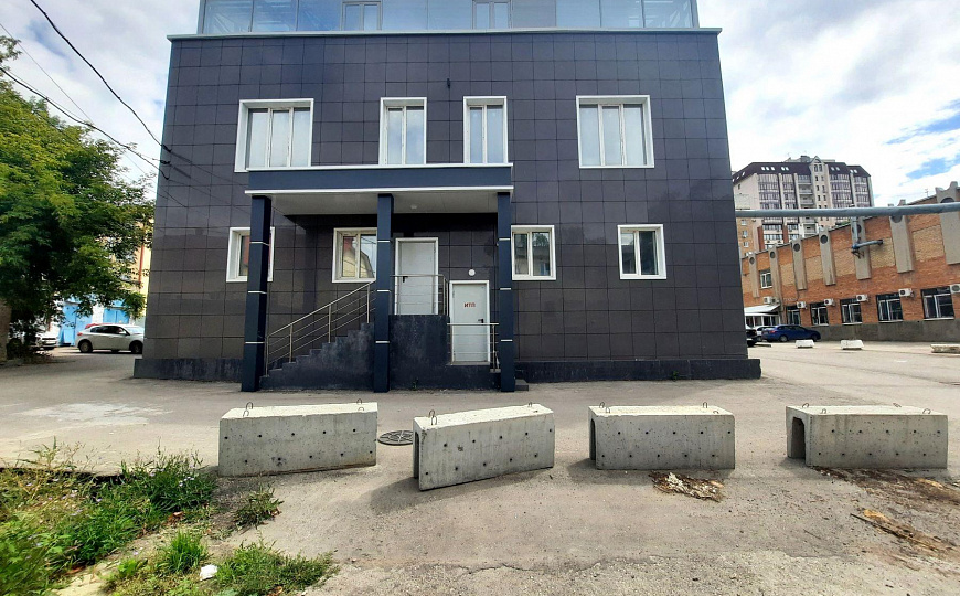 Отдельно стоящее здание с парковкой, 2 400 м² фото