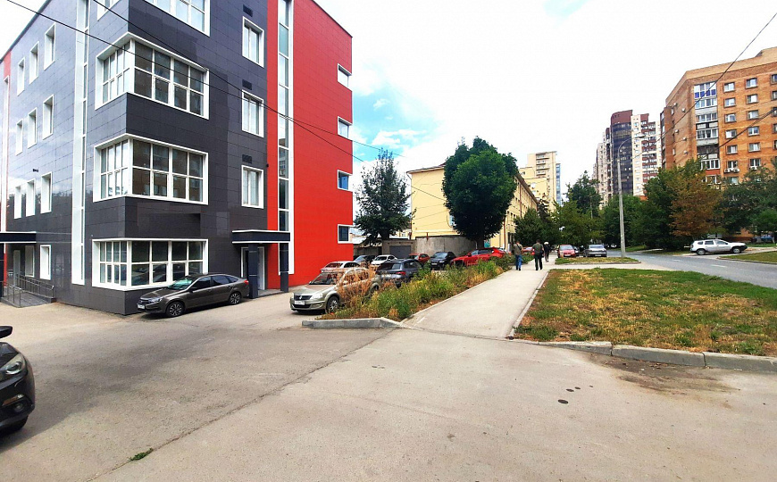 Отдельно стоящее здание с парковкой, 2 400 м² фото