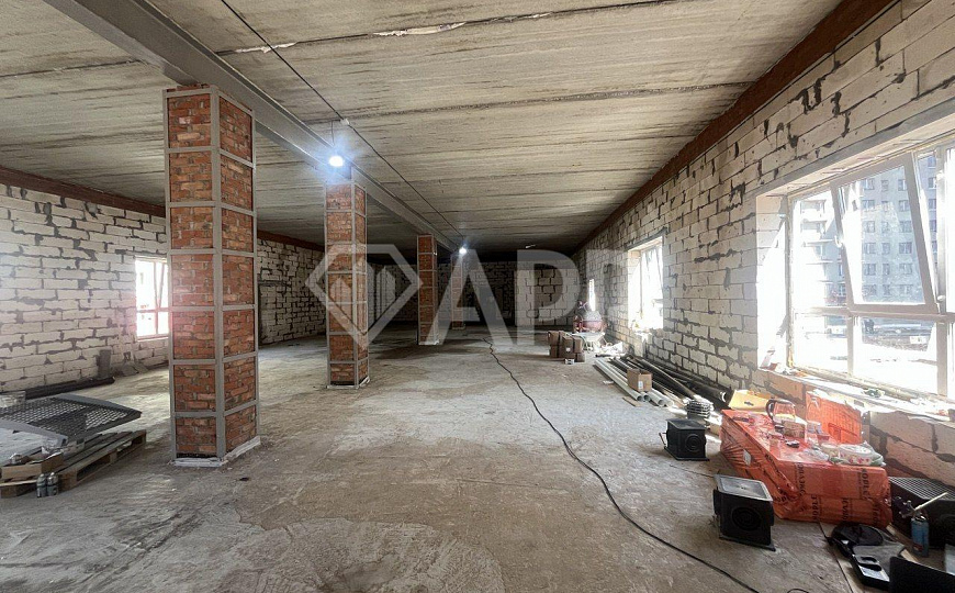 Отдельно стоящее здание с большой парковкой фото