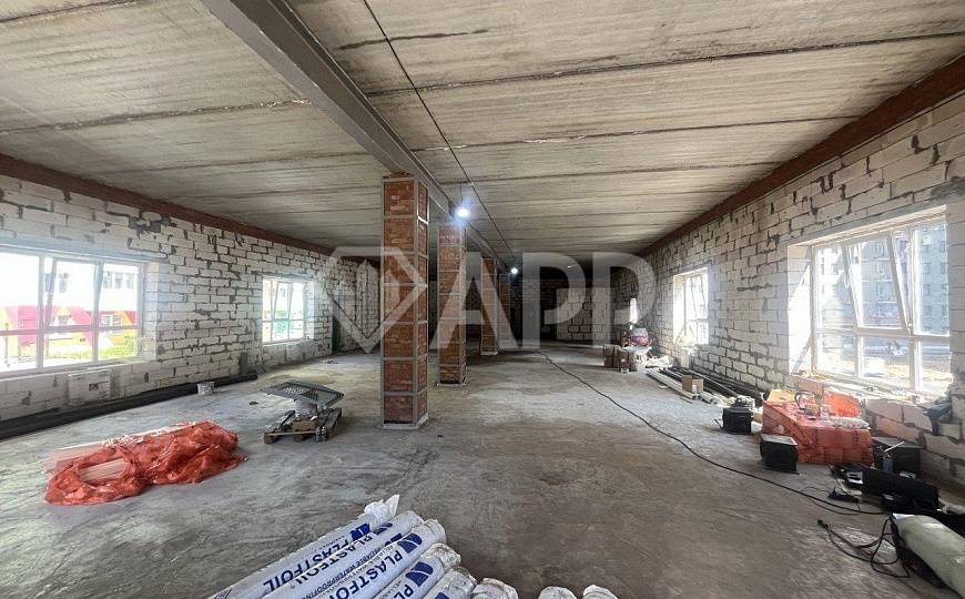 Отдельно стоящее здание с большой парковкой фото