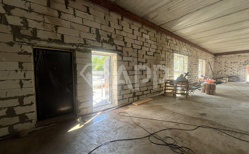 Отдельно стоящее здание с большой парковкой фото