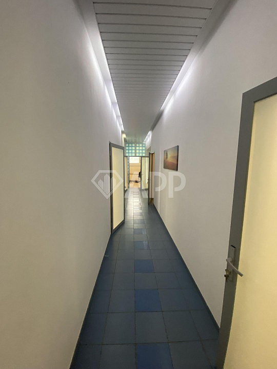 Стильный офис с парковкой в аренду фото