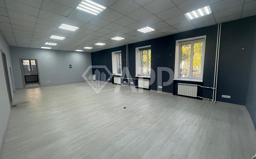 Помещение с окнами и качественным ремонтом. фото