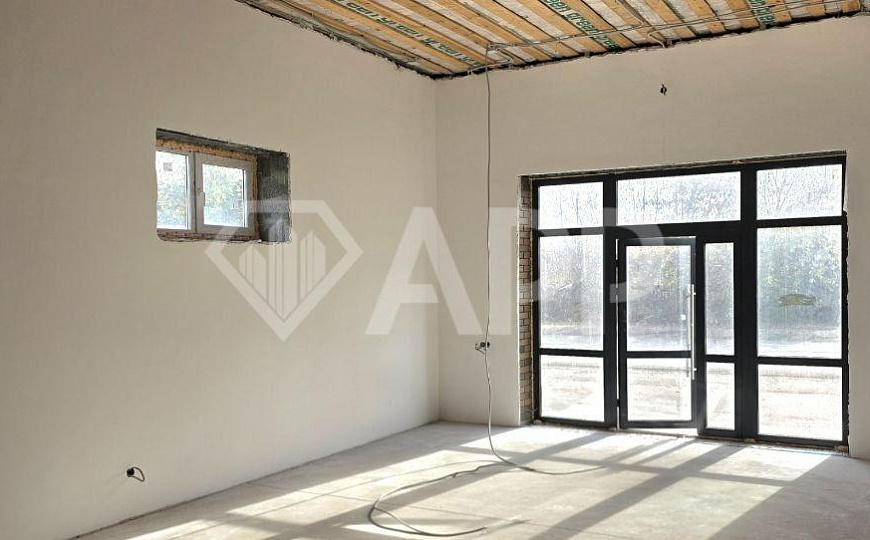 Отдельно стоящее здание 300 кВм на первой линии фото