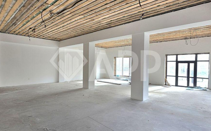 Отдельно стоящее здание 300 кВм на первой линии фото