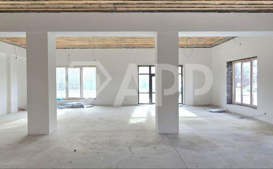 Отдельно стоящее здание 300 кВм на первой линии фото