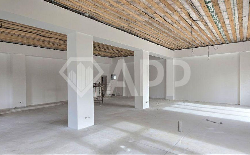 Отдельно стоящее здание 300 кВм на первой линии фото