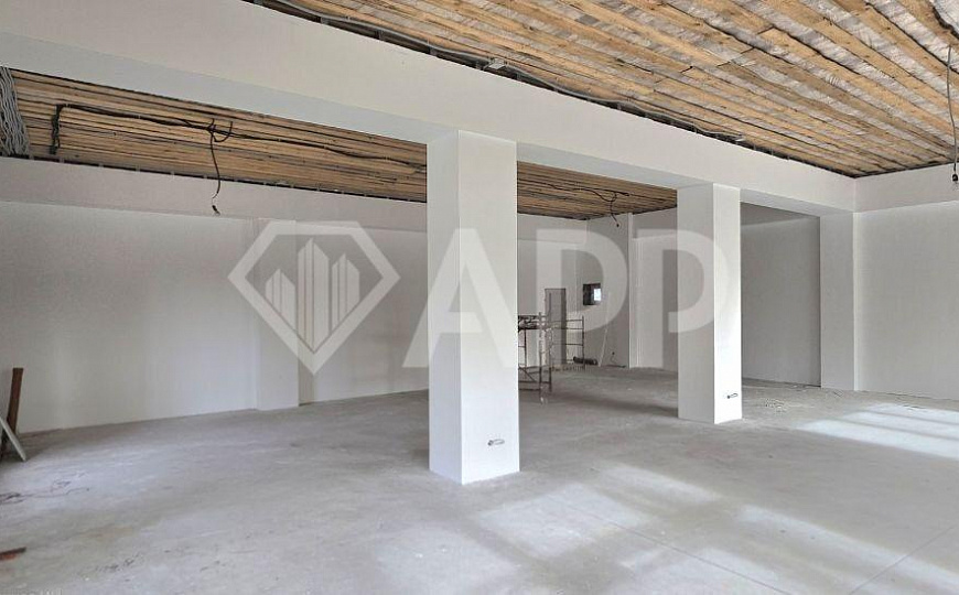 Отдельно стоящее здание 300 кВм на первой линии фото