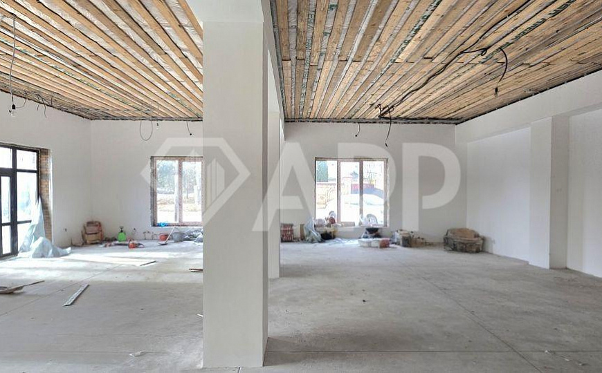 Отдельно стоящее здание 300 кВм на первой линии фото