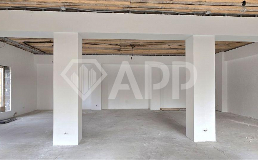 Отдельно стоящее здание 300 кВм на первой линии фото