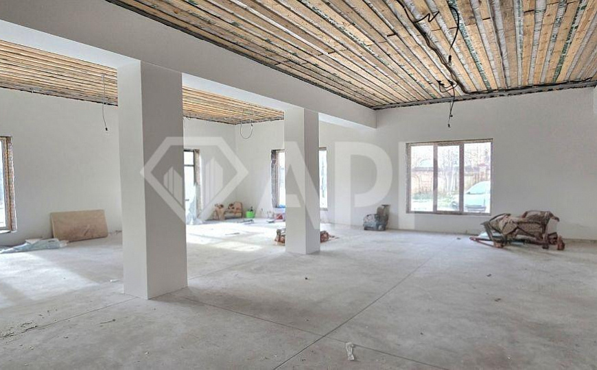 Отдельно стоящее здание 300 кВм на первой линии фото