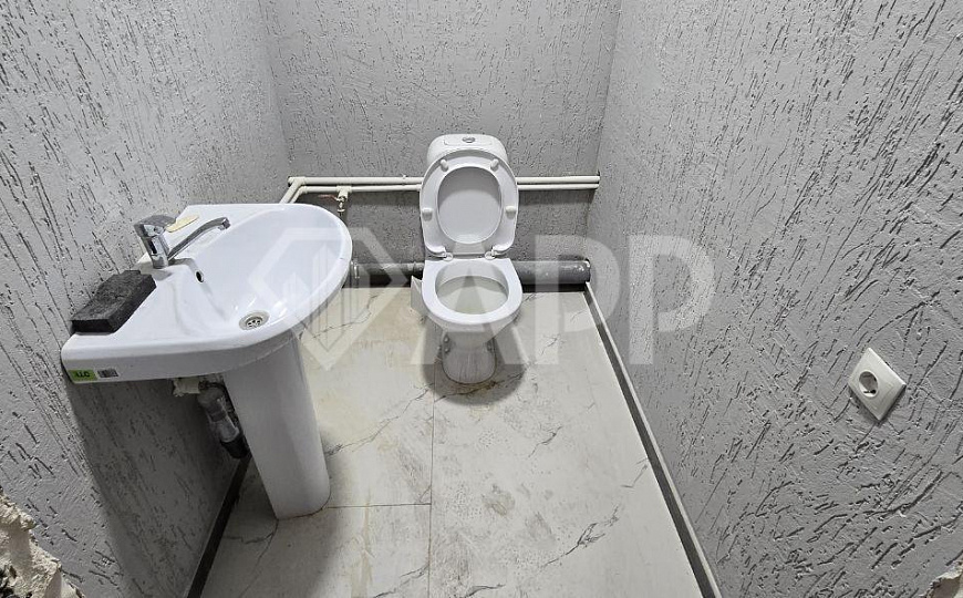 Отдельно стоящее здание 300 кВм на первой линии фото