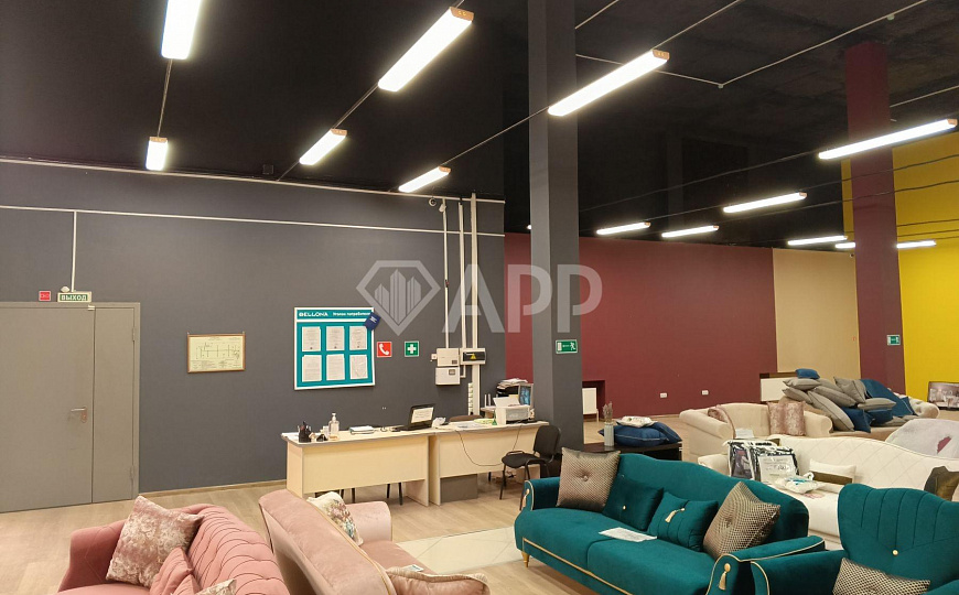 Сдаю на  первой линии торговое помещение, 405 м² фото