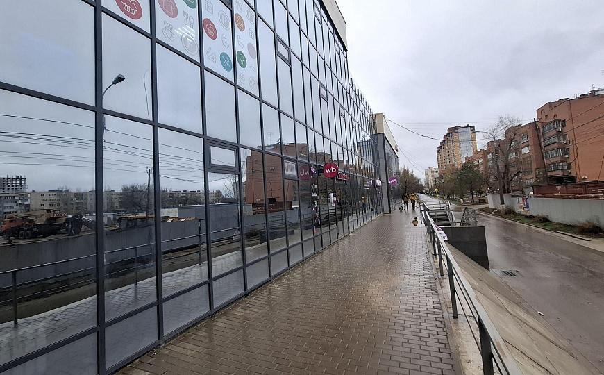 Сдам в аренду площади на первом этаже в торговом центре. фото