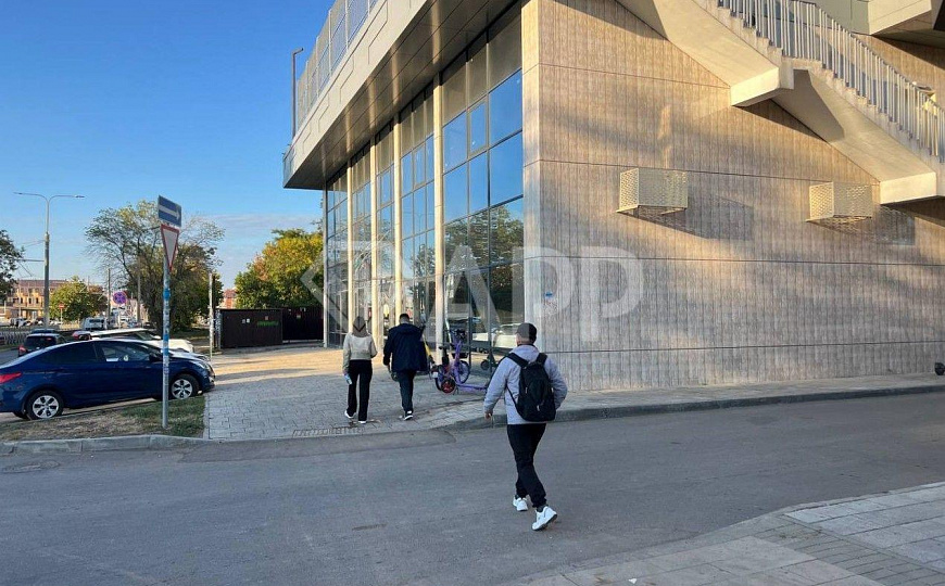 Сдаю отдельно стоящее здание с ремонтом, 978 м² с эксплуатируемой крышей / террасой 367м2 фото