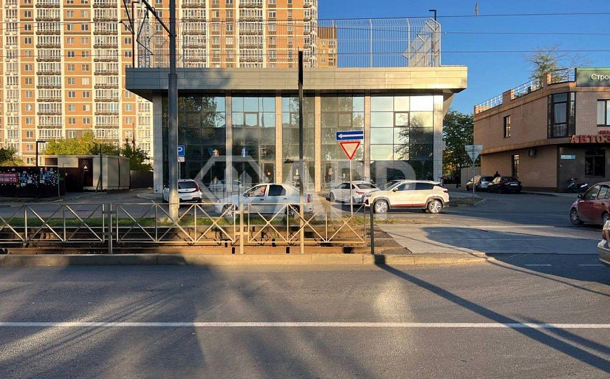 Сдаю отдельно стоящее здание с ремонтом, 978 м² с эксплуатируемой крышей / террасой 367м2 фото