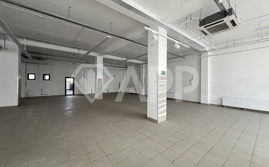 Сдаю отдельно стоящее здание с ремонтом, 978 м² с эксплуатируемой крышей / террасой 367м2 фото