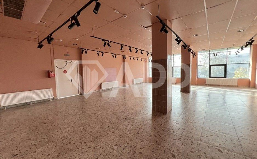 Сдаю отдельно стоящее здание с ремонтом, 978 м² с эксплуатируемой крышей / террасой 367м2 фото