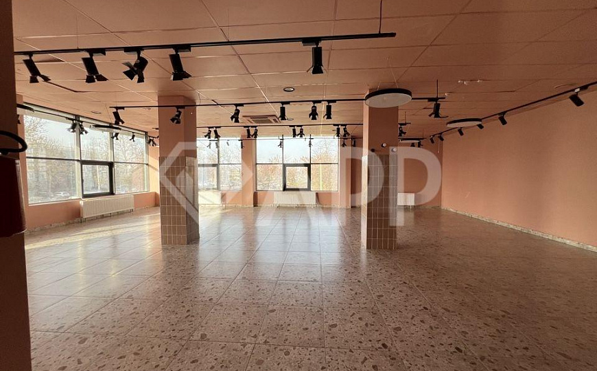Сдаю отдельно стоящее здание с ремонтом, 978 м² с эксплуатируемой крышей / террасой 367м2 фото