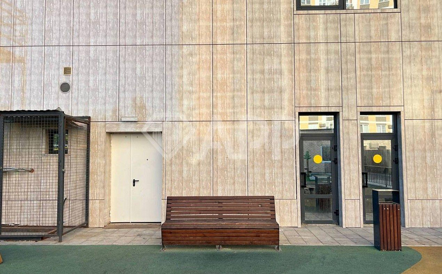 Сдаю отдельно стоящее здание с ремонтом, 978 м² с эксплуатируемой крышей / террасой 367м2 фото