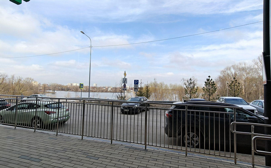 Торговая площадь 77,3м² на высоком трафике фото