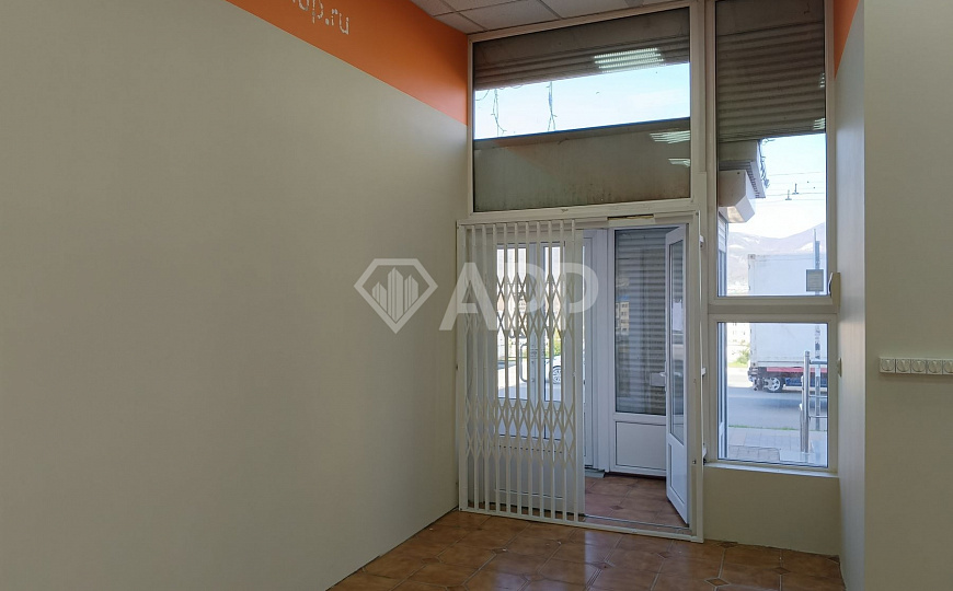 Продаю на первой линии торговое помещение, 342,4 м² фото