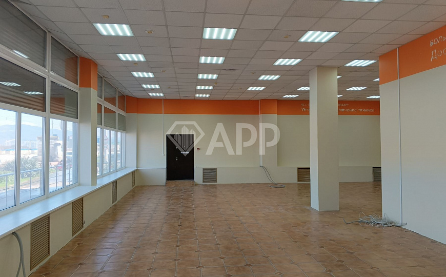 Продаю на первой линии торговое помещение, 342,4 м² фото