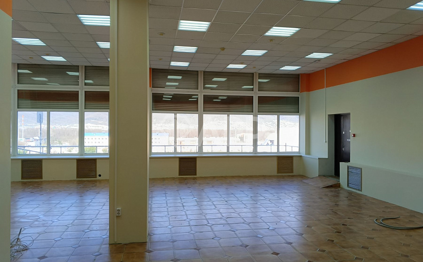 Продаю на первой линии торговое помещение, 342,4 м² фото