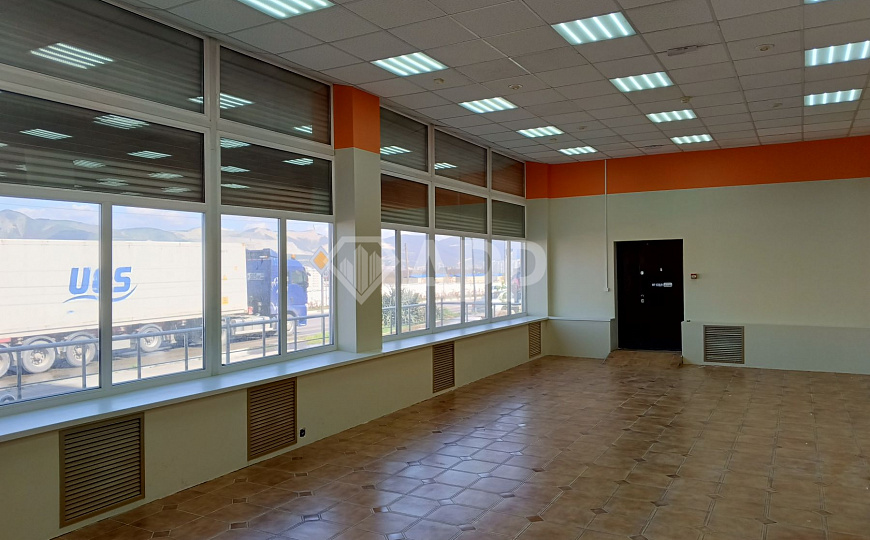 Продаю на первой линии торговое помещение, 342,4 м² фото