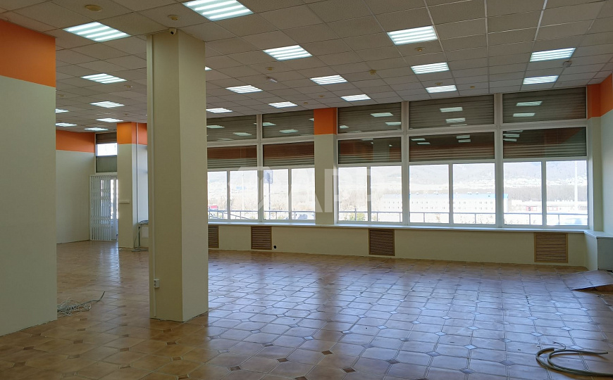 Продаю на первой линии торговое помещение, 342,4 м² фото