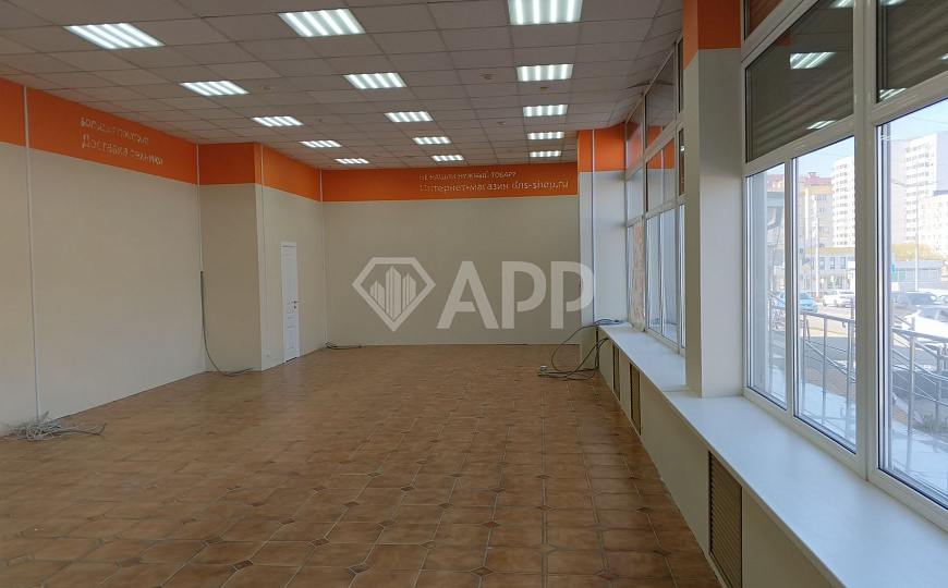Продаю на первой линии торговое помещение, 342,4 м² фото