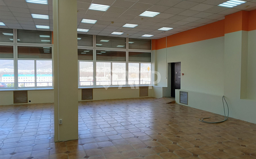 Продаю на первой линии торговое помещение, 342,4 м² фото