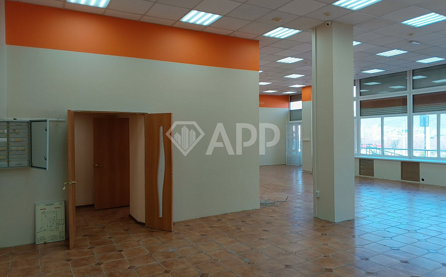 Продаю на первой линии торговое помещение, 342,4 м² фото