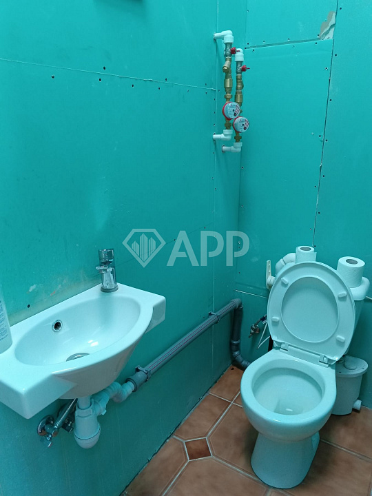 Продаю на первой линии торговое помещение, 342,4 м² фото