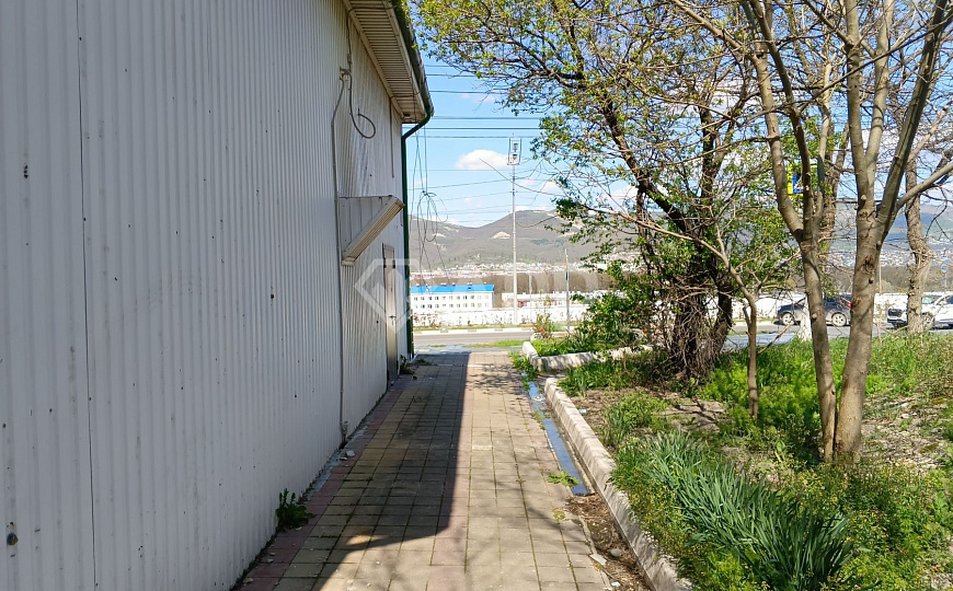 Продаю на первой линии торговое помещение, 342,4 м² фото