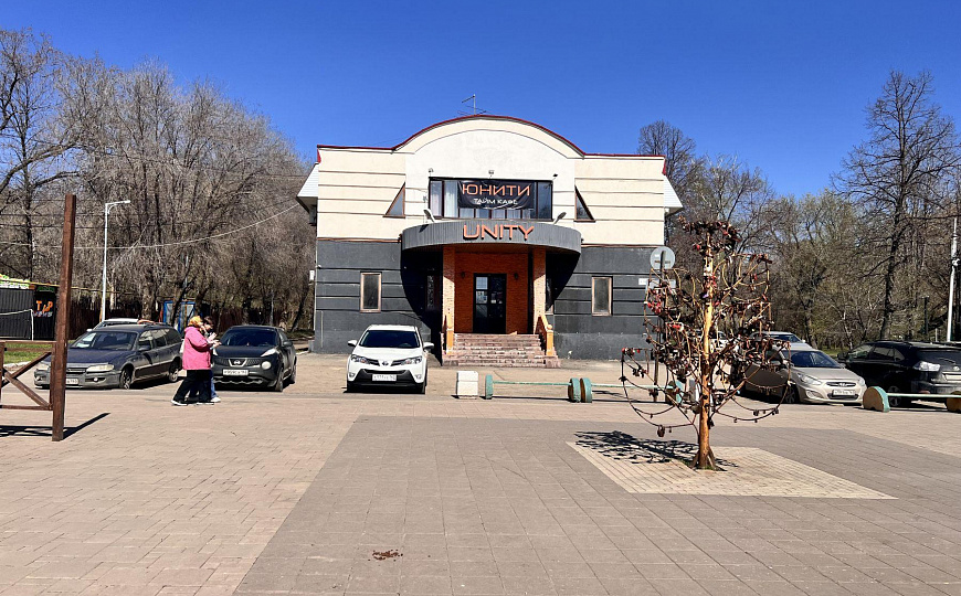 Отдельно стоящее здание в парке ^Дружба^ фото