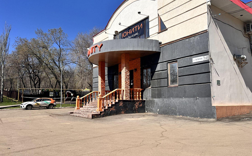 Отдельно стоящее здание в парке ^Дружба^ фото