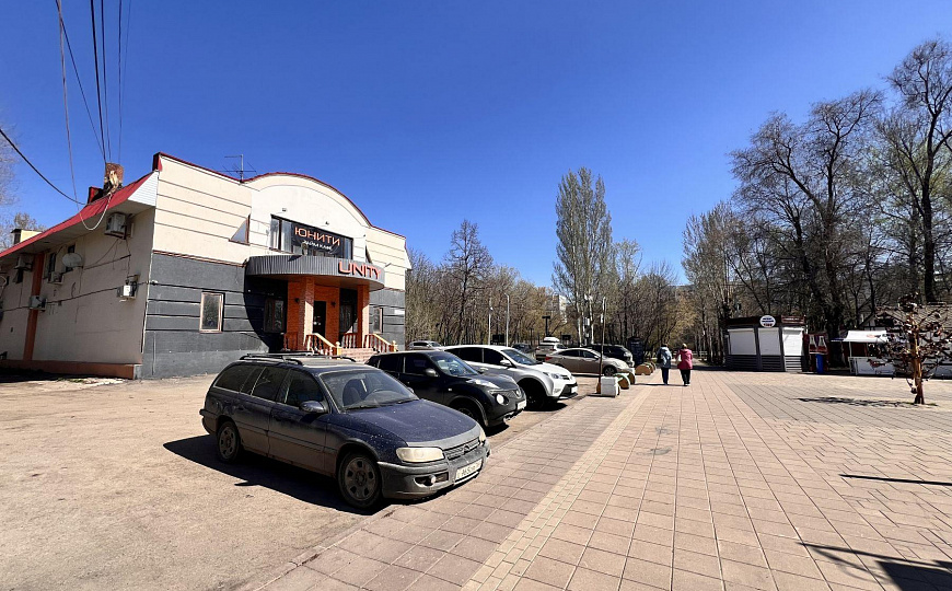 Отдельно стоящее здание в парке ^Дружба^ фото