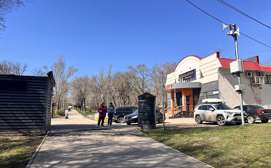 Отдельно стоящее здание в парке ^Дружба^ фото