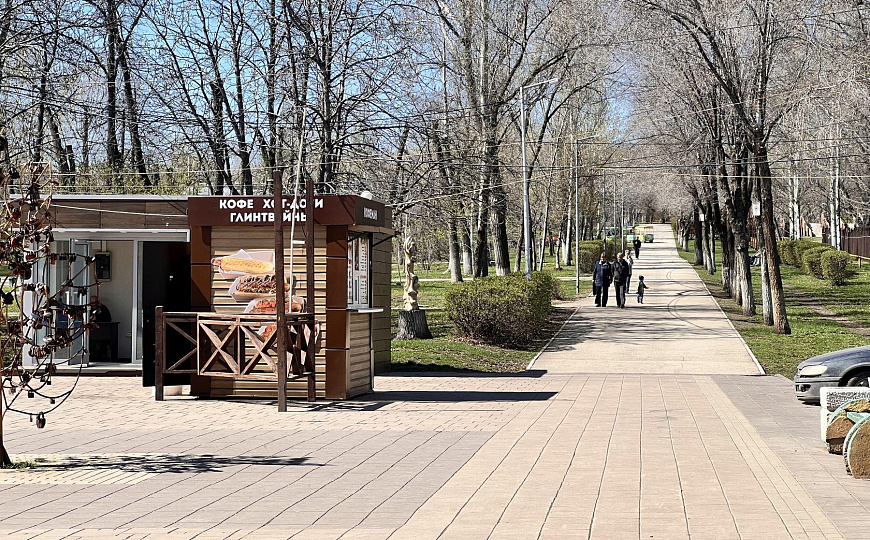 Отдельно стоящее здание в парке ^Дружба^ фото