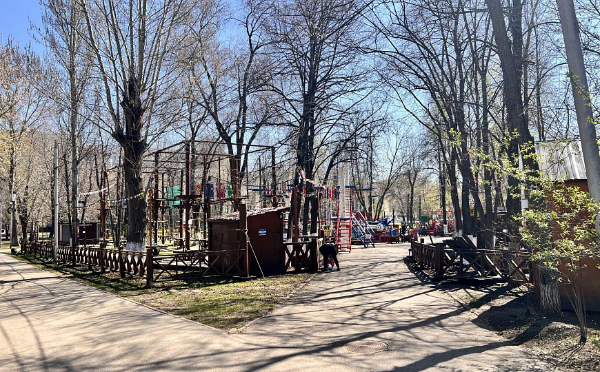 Отдельно стоящее здание в парке ^Дружба^ фото