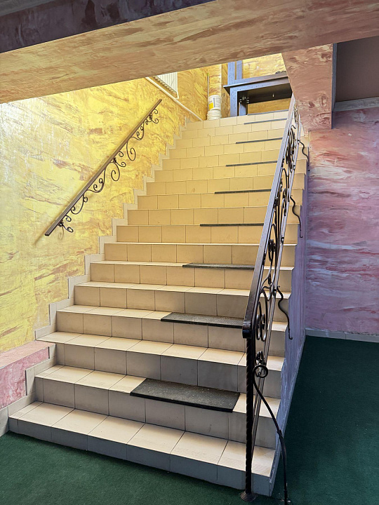 Цоколь 250 м2 на первой линии под караоке, бильярд, доставку еды фото